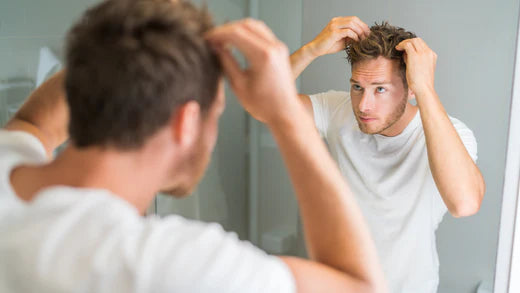 ragazzo mette gel sui capelli